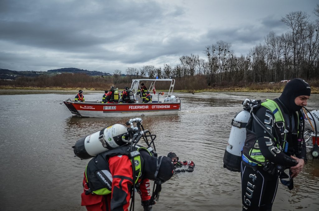 +++ Feuerwehr-Taucheinsatz auf der Donau: Vermisste Person +++
