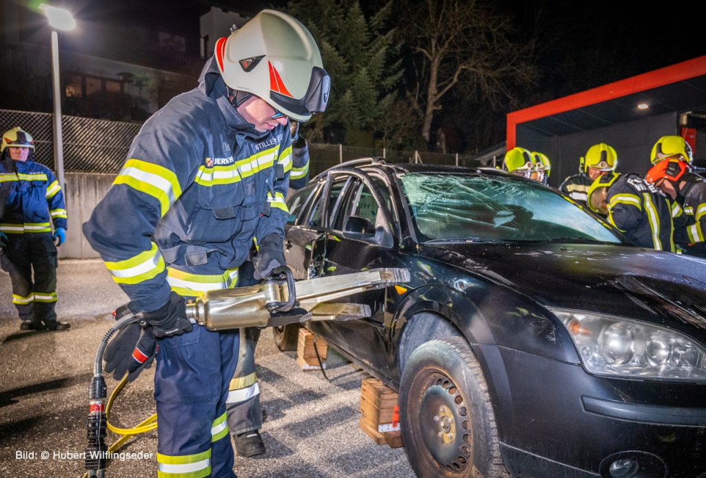 +++ Monatsübungen Februar / Verkehrsunfall mit Menschenrettung +++