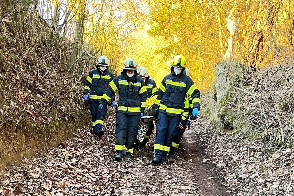 +++ Personenrettung aus unwegsamen Gelände. +++