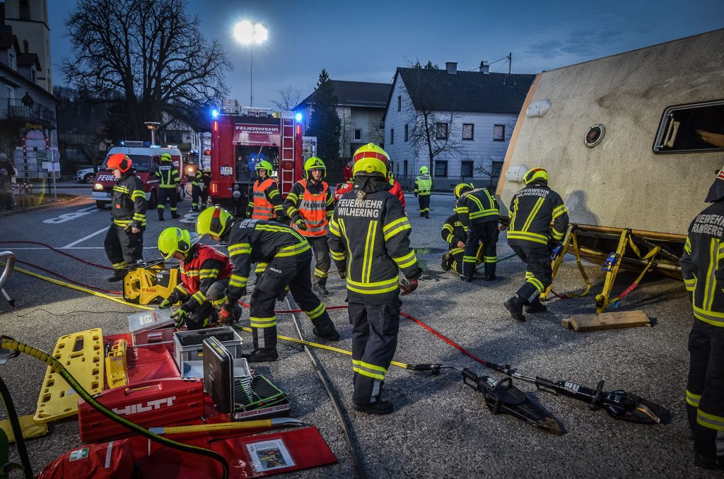 Gemeinsame Einsatzübung „Verkehrsunfall mit Autobus“ im Pflichtbereich Wilhering