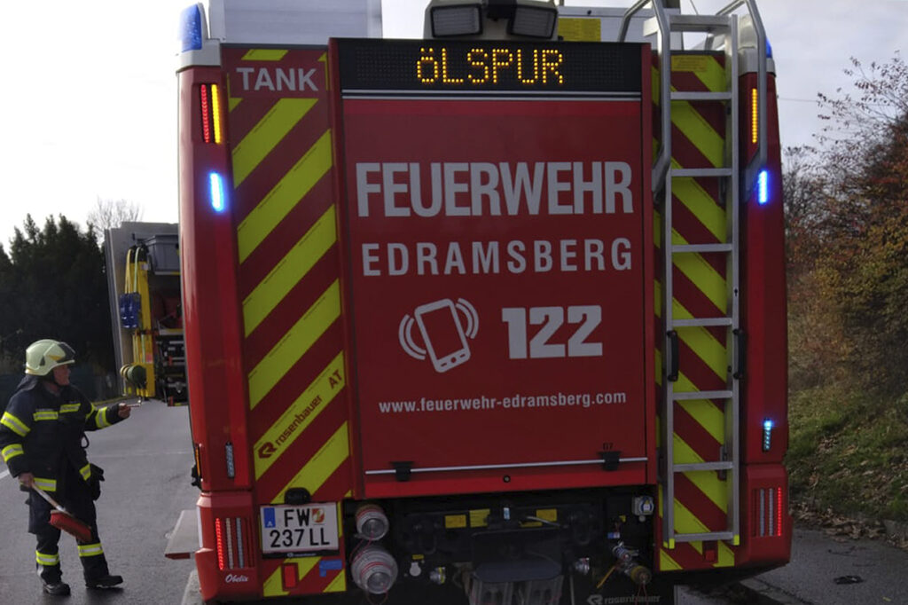 +++Ölspur in Hitzing erfordert raschen Einsatz der Feuerwehr+++