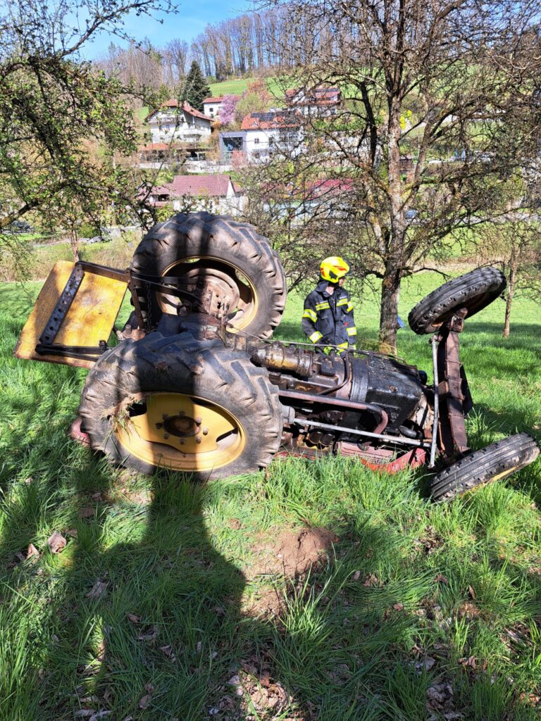 +++Ereignisreicher Samstag endet mit Traktor- Bergung in Mühlbach+++
